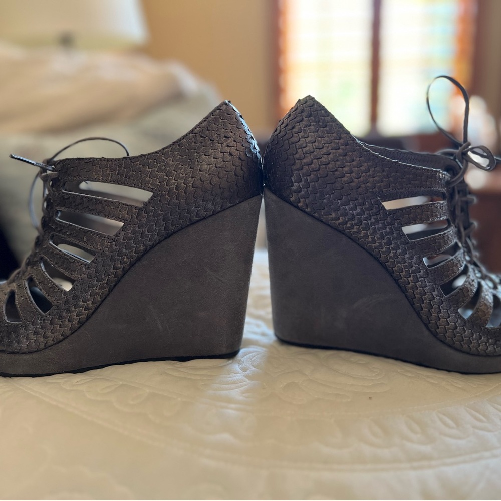 Johnston & murphy womens grey wedges- so pretty- LIKE NEW & never worn!